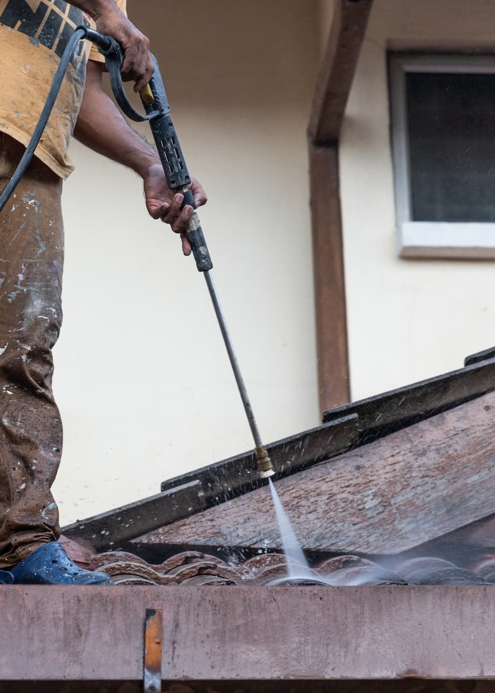 Malerfirma - S.P. Malerfirma ApS - worker using high pressure water jet spray gun to 2022 12 14 04 16 26 utc 1 - Hjem